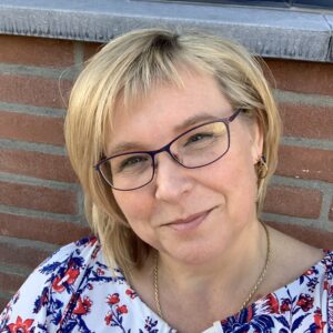 Portret van Chantal Peters – ontspannen en glimlachend buiten gefotografeerd