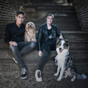 Chantal Peters' children with the dogs – a warm and loving family moment