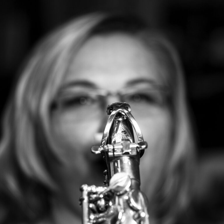 Black-and-white portrait of Chantal Peters with her saxophone – an expressive and personal image
